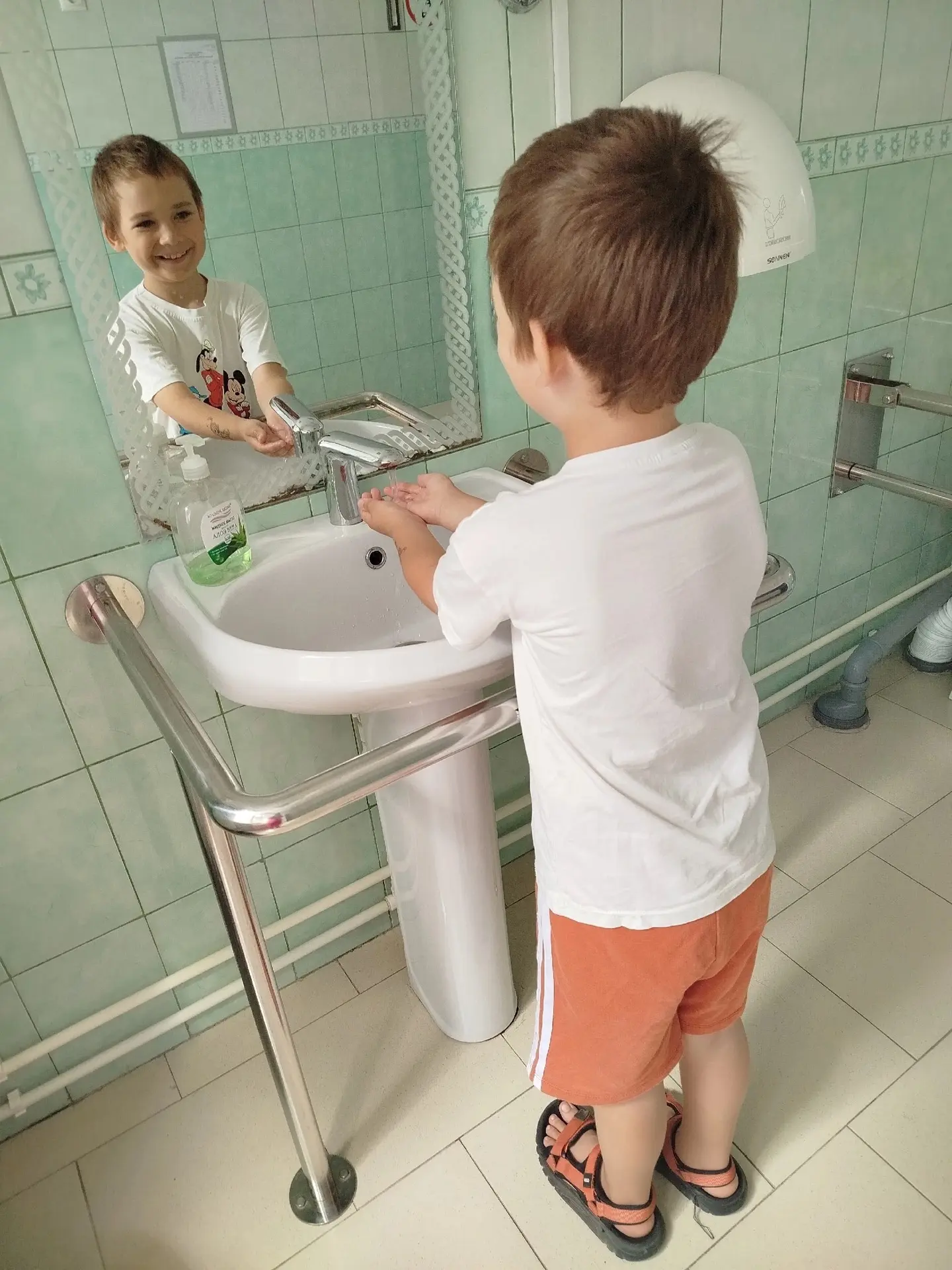 В социально-бытовой адаптации самый ценный дар, который мы можем дать ребенку,-это вера в собственны