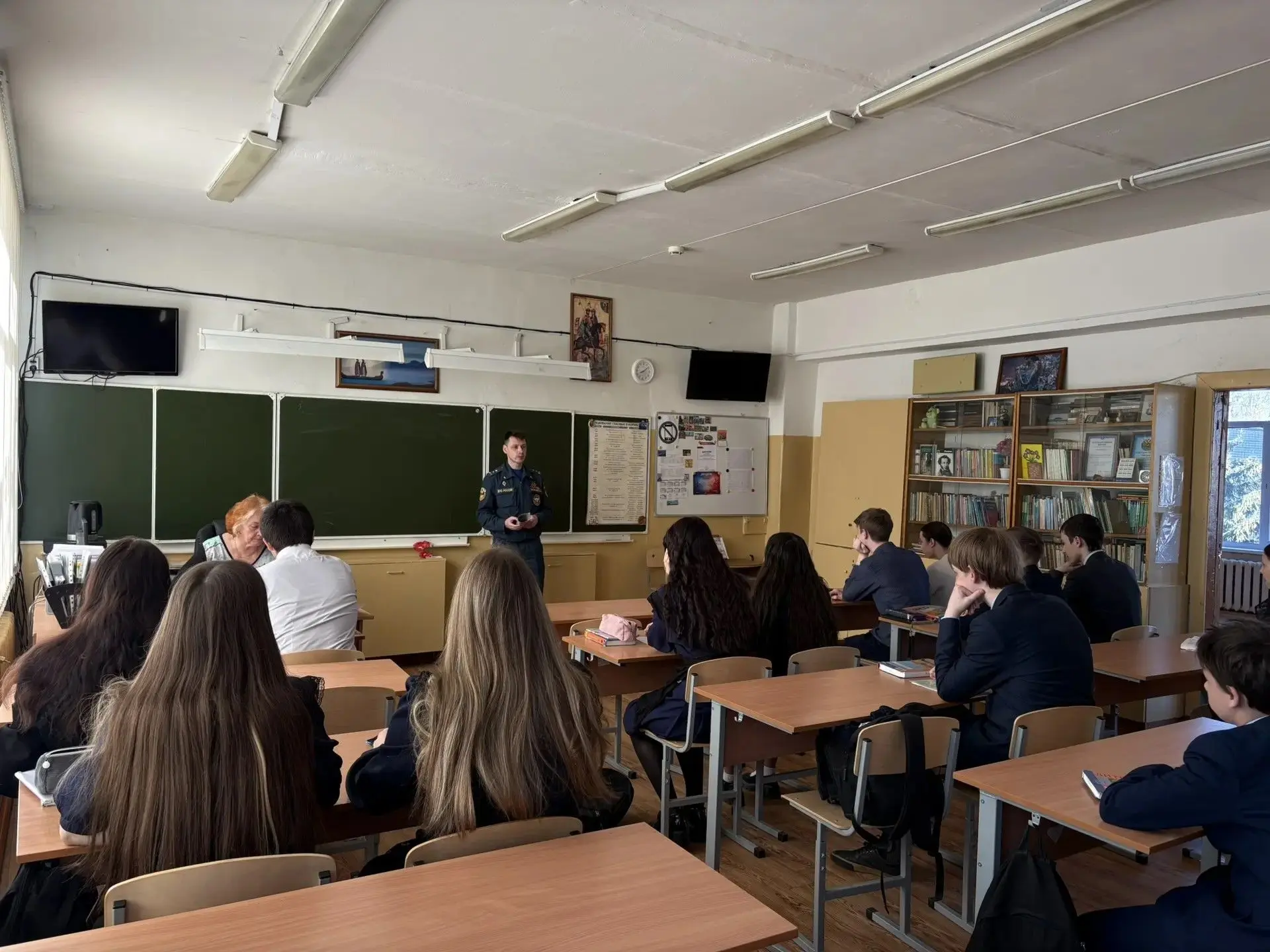 🚒 Профориентационная встреча Во 2 корпусе для учащихся 9-х классов прошла встреча со старшим инспект