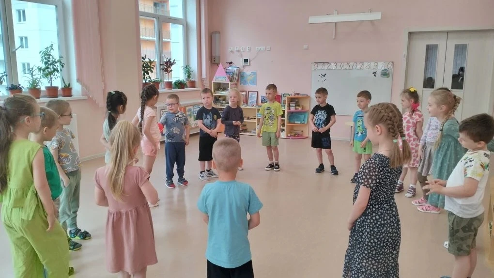 1 июня с ребятами группы "Почемучки" была проведена беседа посвящённая дню защиты детей...