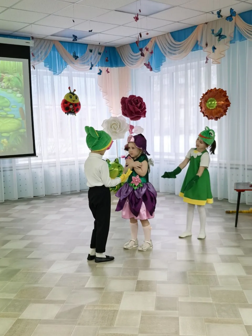 Сегодня артисты старшей группы "Затейники" показали замечательную сказку "Дюймовочка". ...