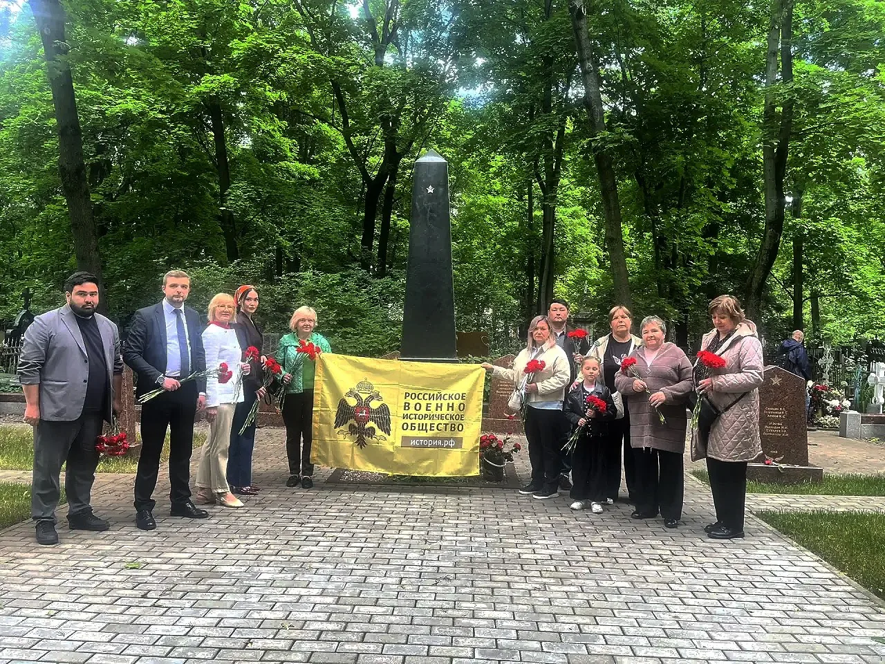 🕯️ Вчера в преддверии Дня памяти и скорби на Ваганьковском кладбище в Пресненском районе члены РО Р