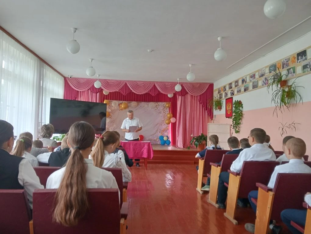 Сегодня в актовом зале школы прошло праздничное торжество, посвящённое завершению учебн...