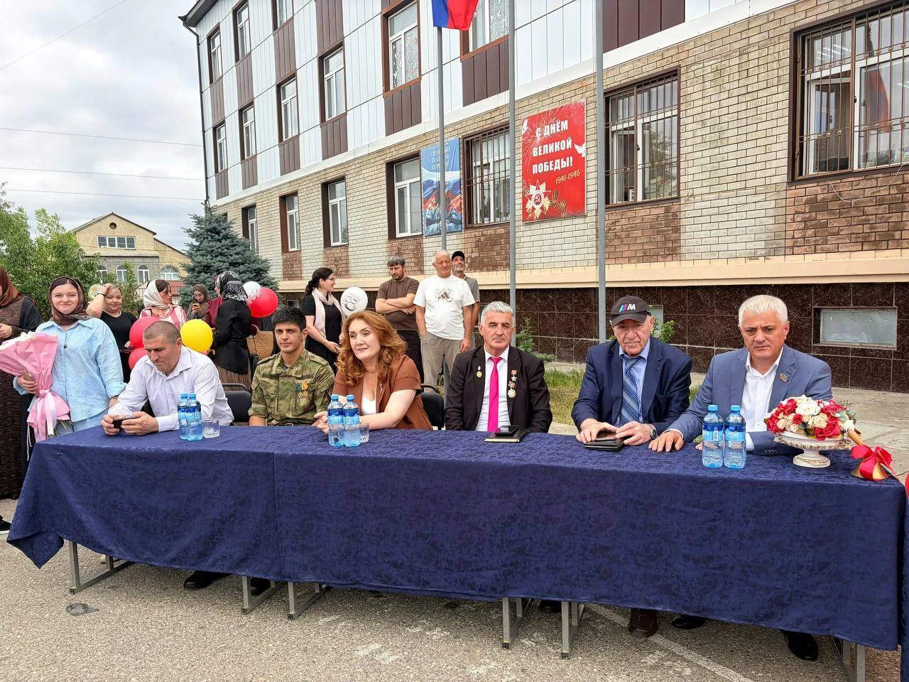 В День знаний депутат Махачкалинского городского Собрания Абдумажид Ибрагимов посетил ш...