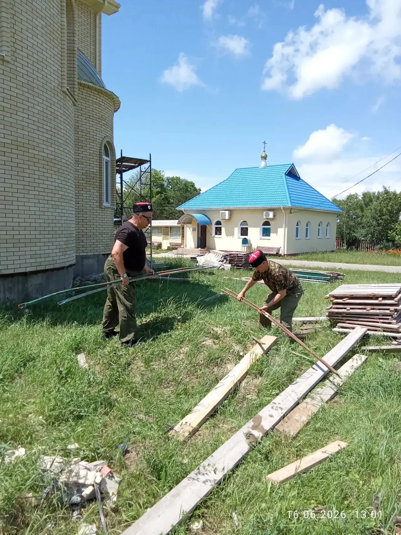 Субботник в храме! 

Казаки Приморского хуторского общества провели очередной субботник на территори