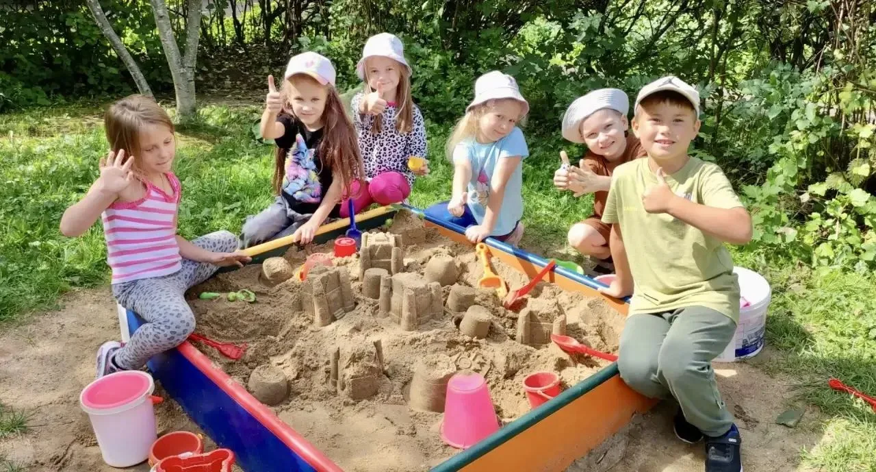 ☀️ Лето в разгаре

🤩Каждый день у наших дошколят — это настоящее приключение! В дошкольном корпусе 