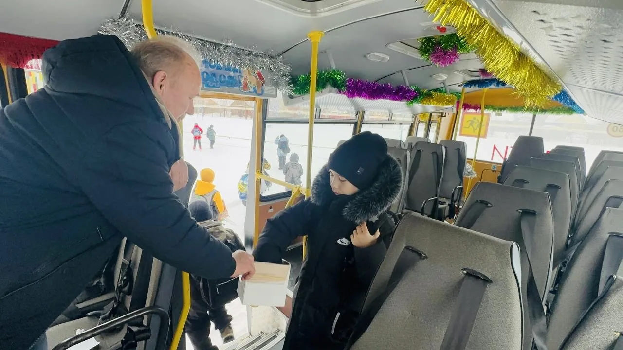 🚌🎄 Наш новогодний автобус и волшебный водитель!  А вы знали, что новогоднее чудо может ждать не толь