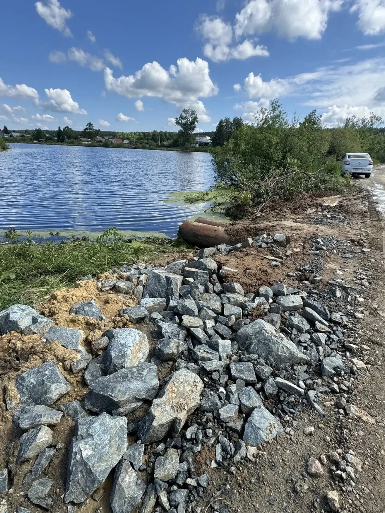Суббота, уровень пруда снизился, вода не бежит