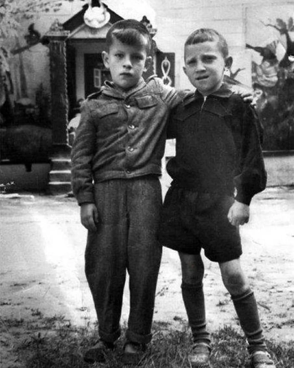 Владимир Высоцкий с приятелем, 1947 г.