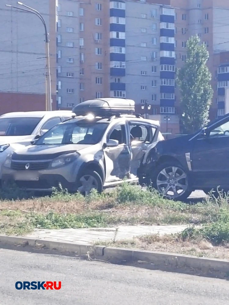 Видео: внедорожник запустил автомобильное домино на проспекте Ленина в Орске. В ДТП поп...