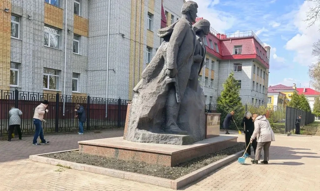 Экологический десант у памятника Трём Героям:  чистота там, где помнят  В рамках экологического меся