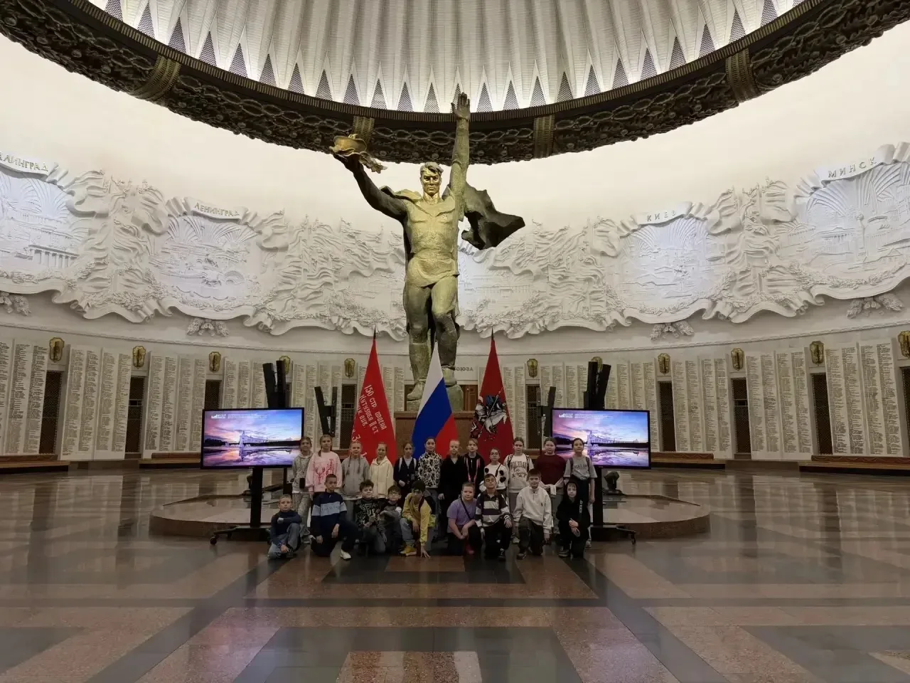 🎒 Ученики 3 «А» и 3 «Д» классов побывали на экскурсии «Подвиг народа» в Музее Победы. В интерактивно
