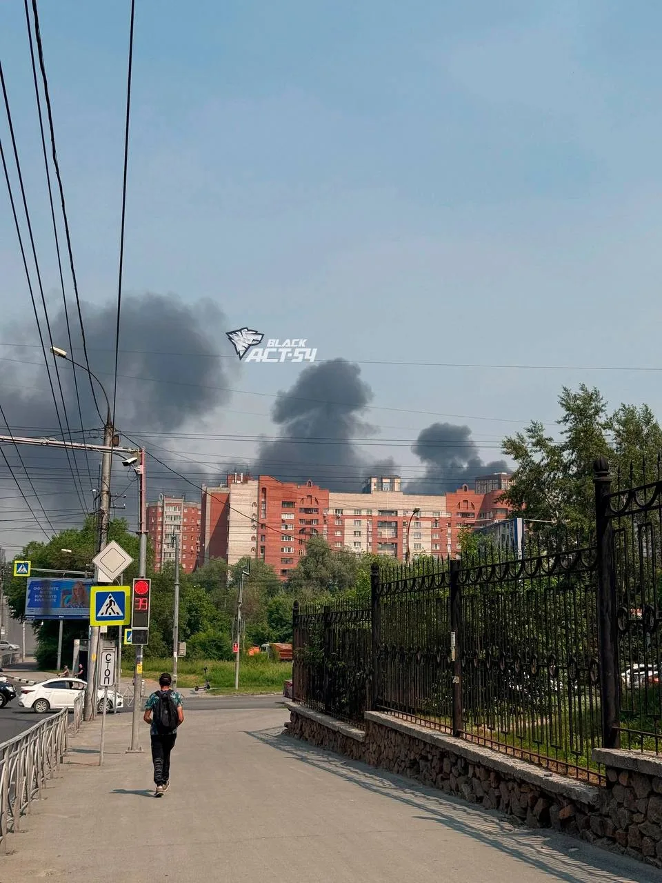 В Новосибирске вспыхнул гараж со спецтехникой. 

На переулке Шевцова, днём вспыхнул гараж. Внутри бы