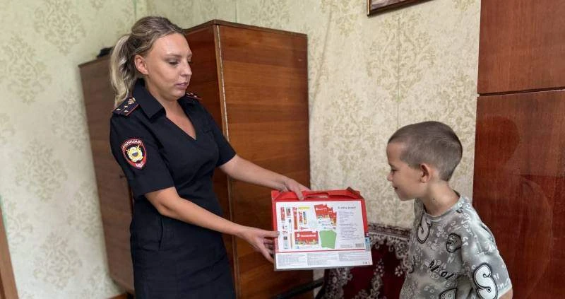 Полицейские Красноярска вручили подарки будущим первоклассникам