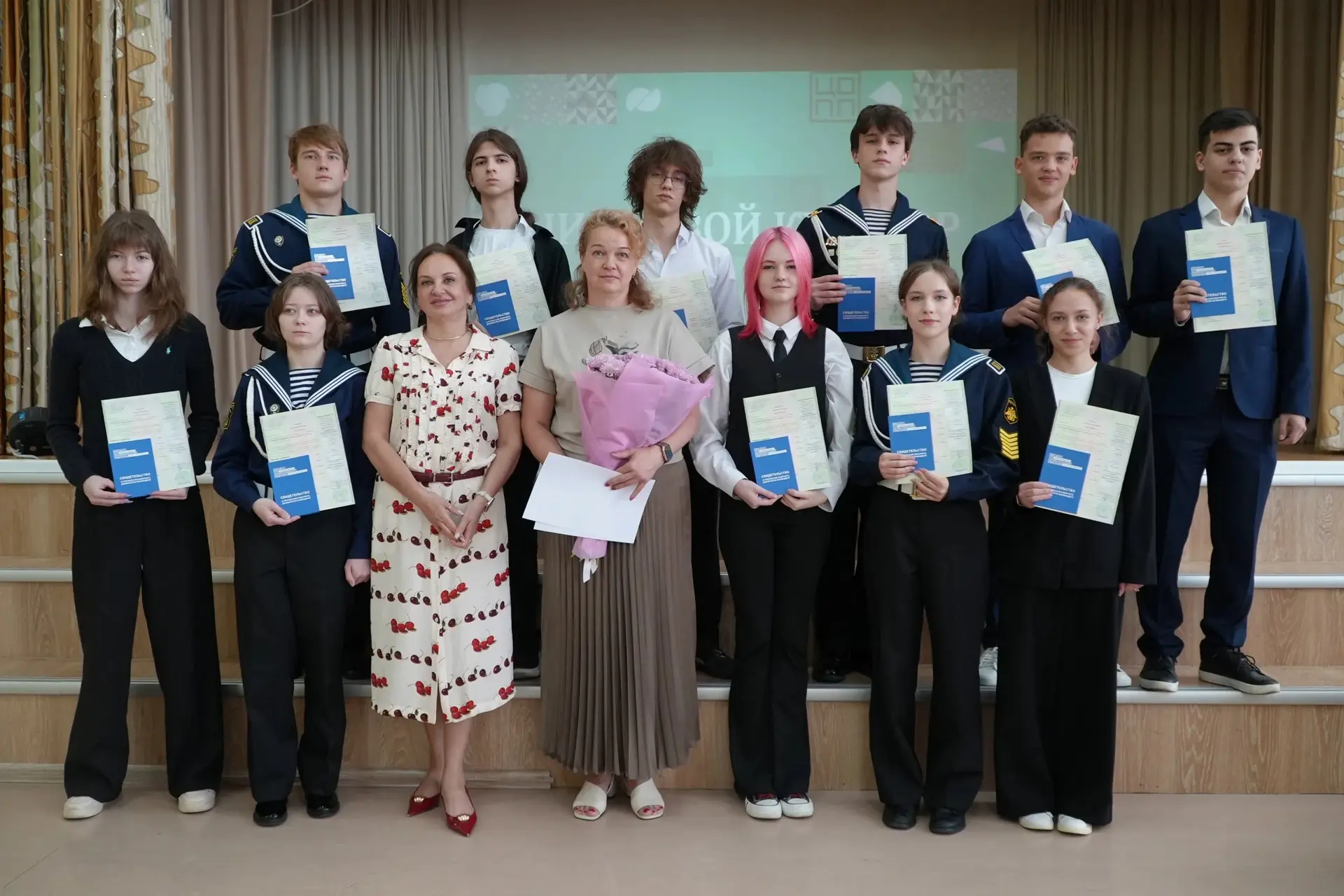 🎓 В нашей школе состоялась торжественная церемония вручения свидетельств о первой профессии участни