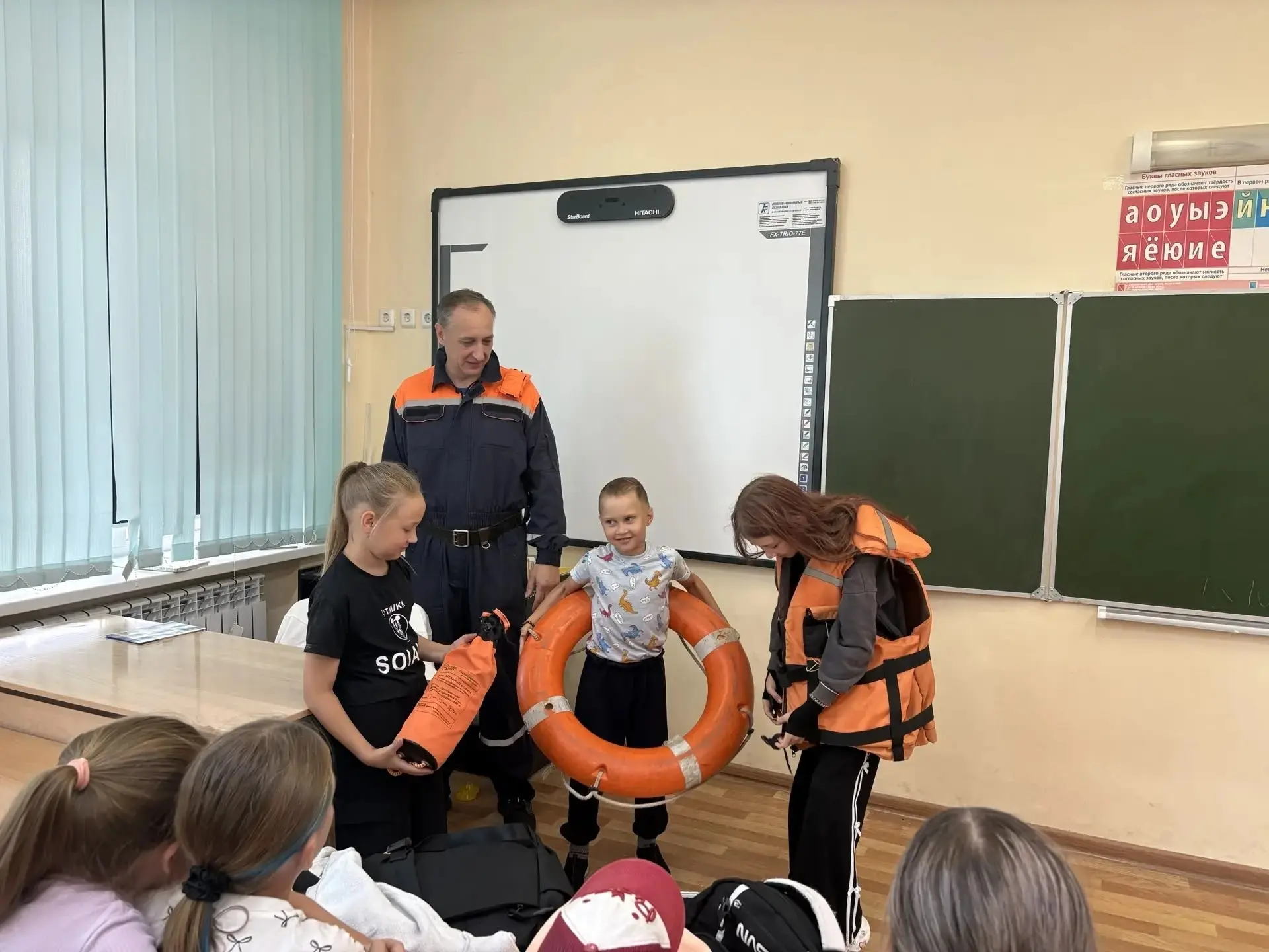Сотрудники МЧС провели для школьников Мамадыша урок безопасности
--
В пришкольном лагере «Солнышко» 