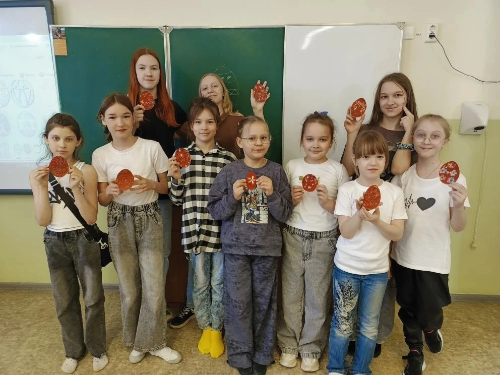 На каникулах в школе прошёл творческий мастер-класс: дети освоили технику граттаж и сделали пасхальн