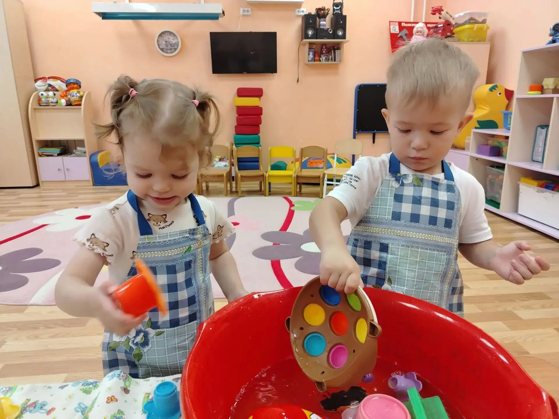 Сегодня малыши стали помощниками в мытье игрушек!