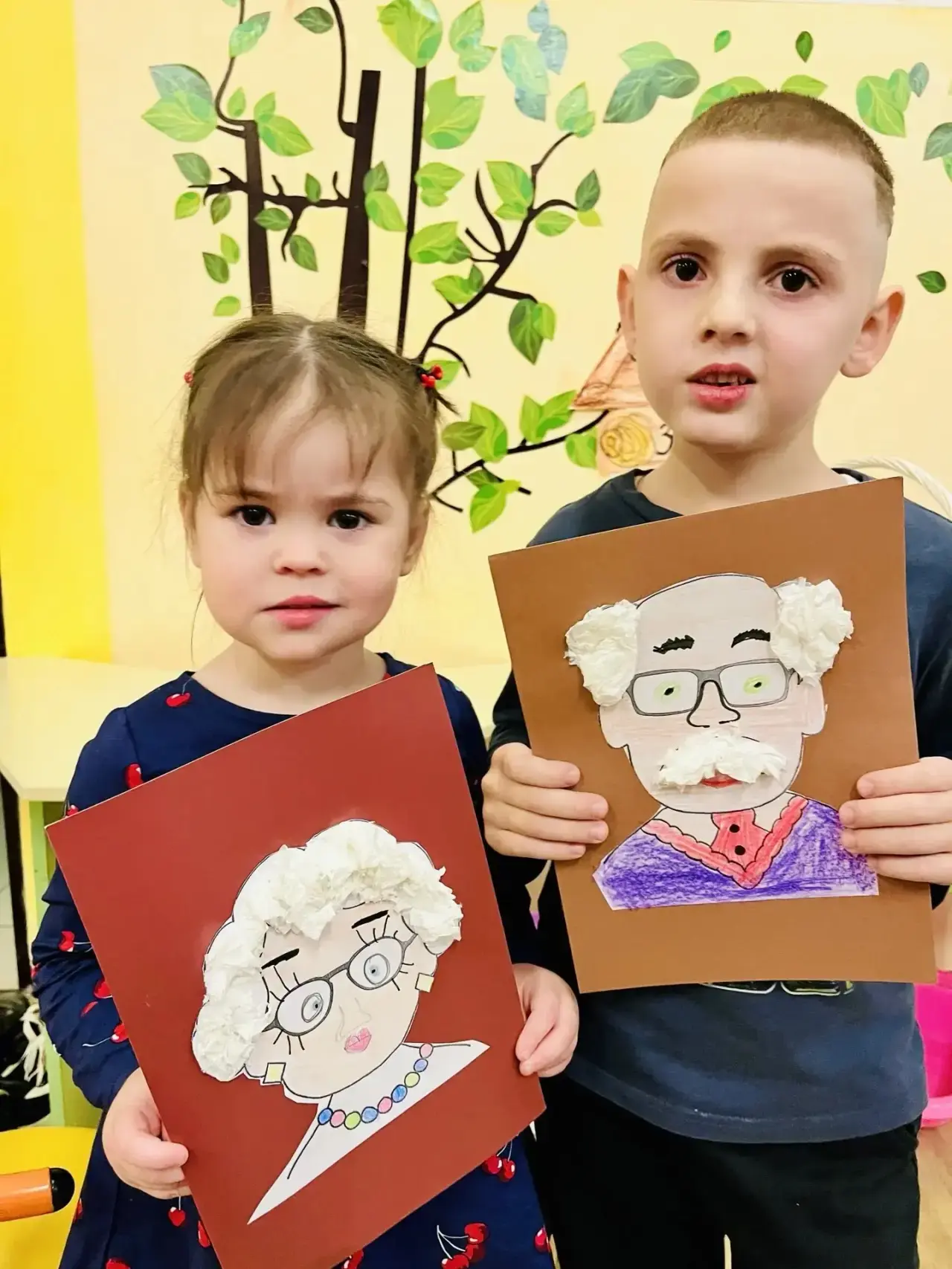 🖍️👵Ребята создали трогательные портреты бабушек и дедушек - людей пожилых, но сердцем...
