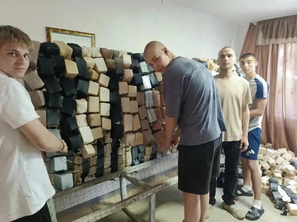 🙌 Сети для фронта: студенты Кореновского политеха плетут маскировку для бойцов СВО  Студенты, прожив