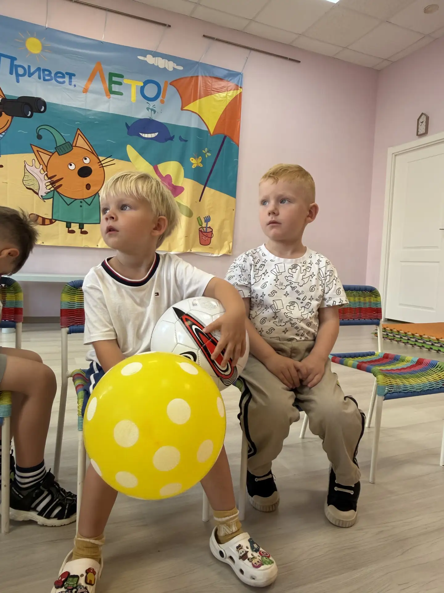 На музыкальном занятии в старшей и младшей группах ребята пели, танцевали и играли на и...