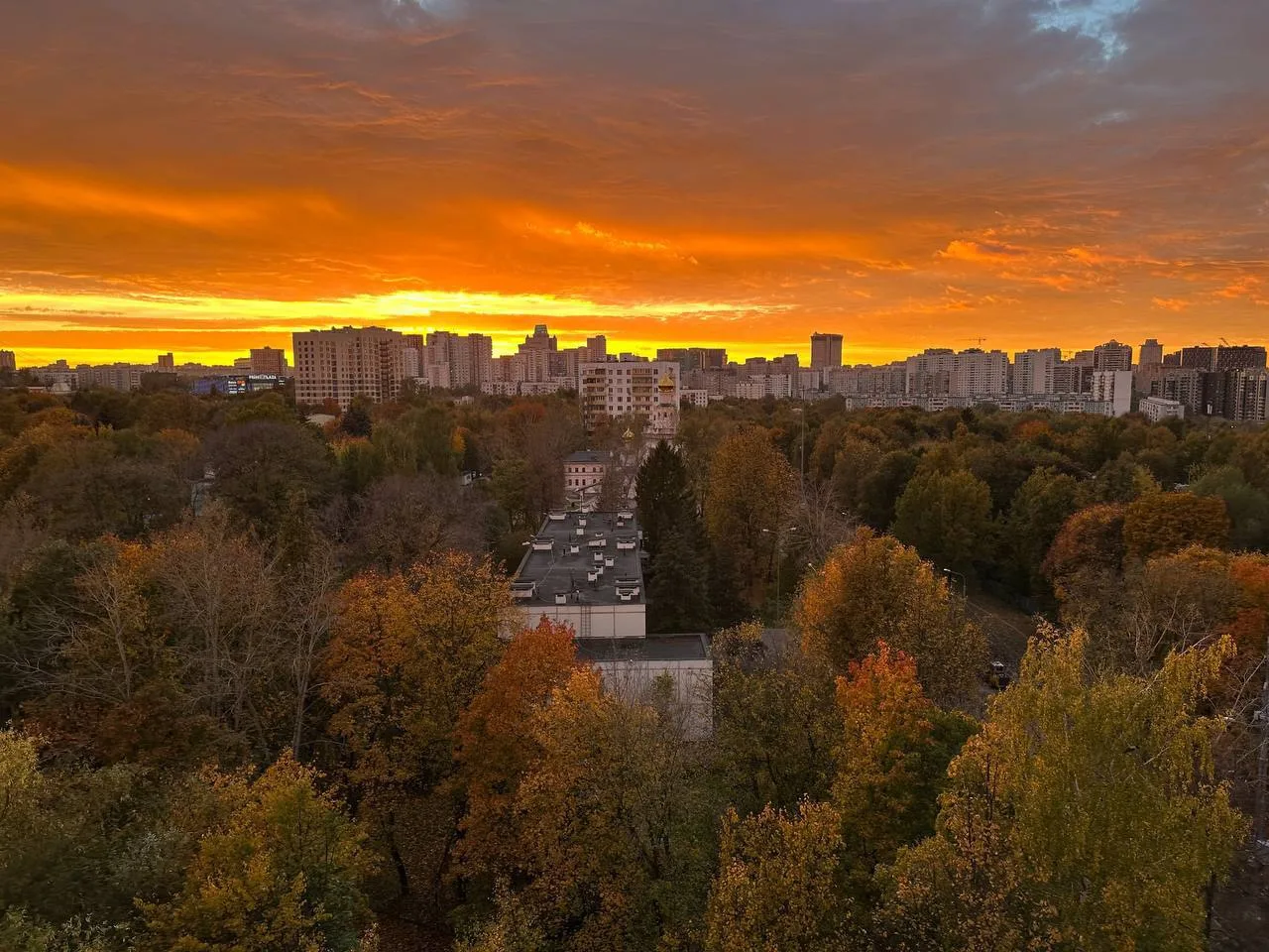 ❤️ Невероятной красоты золотой закат прямо сейчас в Москве @moscow