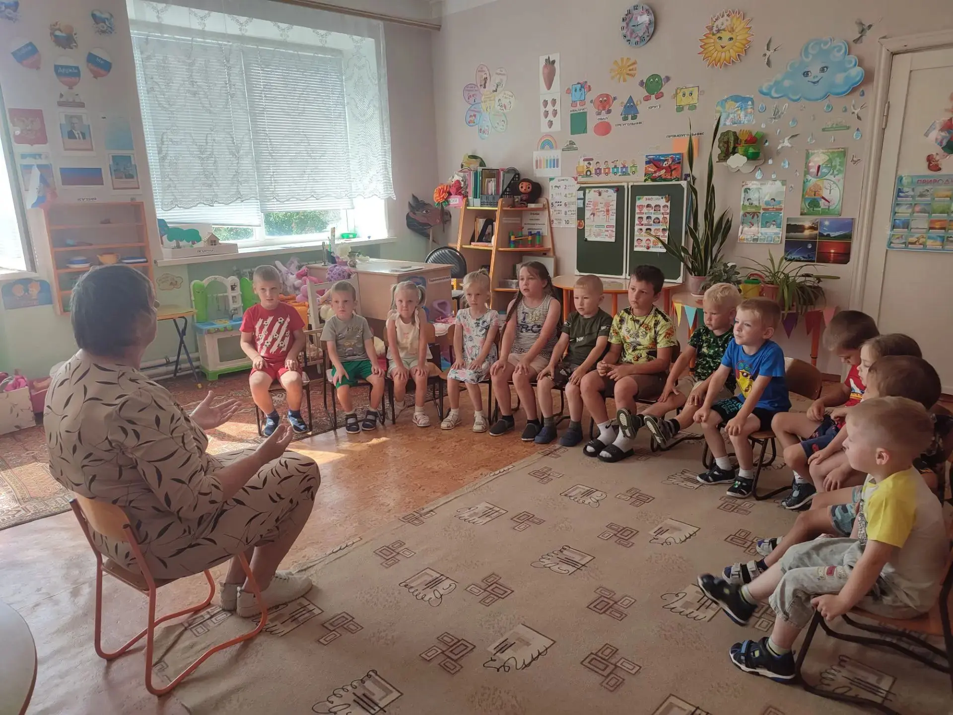 📖Беседа. 
Тема: " Семейные ценности и традиции". Цель: ✅Расширить и закрепить знания детей о семье,