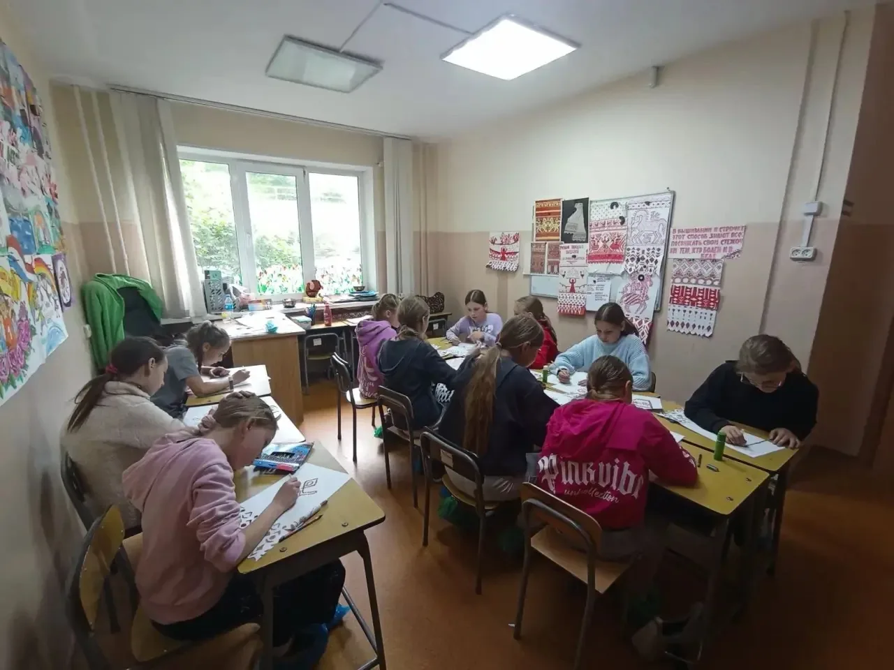 📍Ребята посетили клуб имени Нейбута, где педагоги организовали для них мастер-классы. 

На одном из