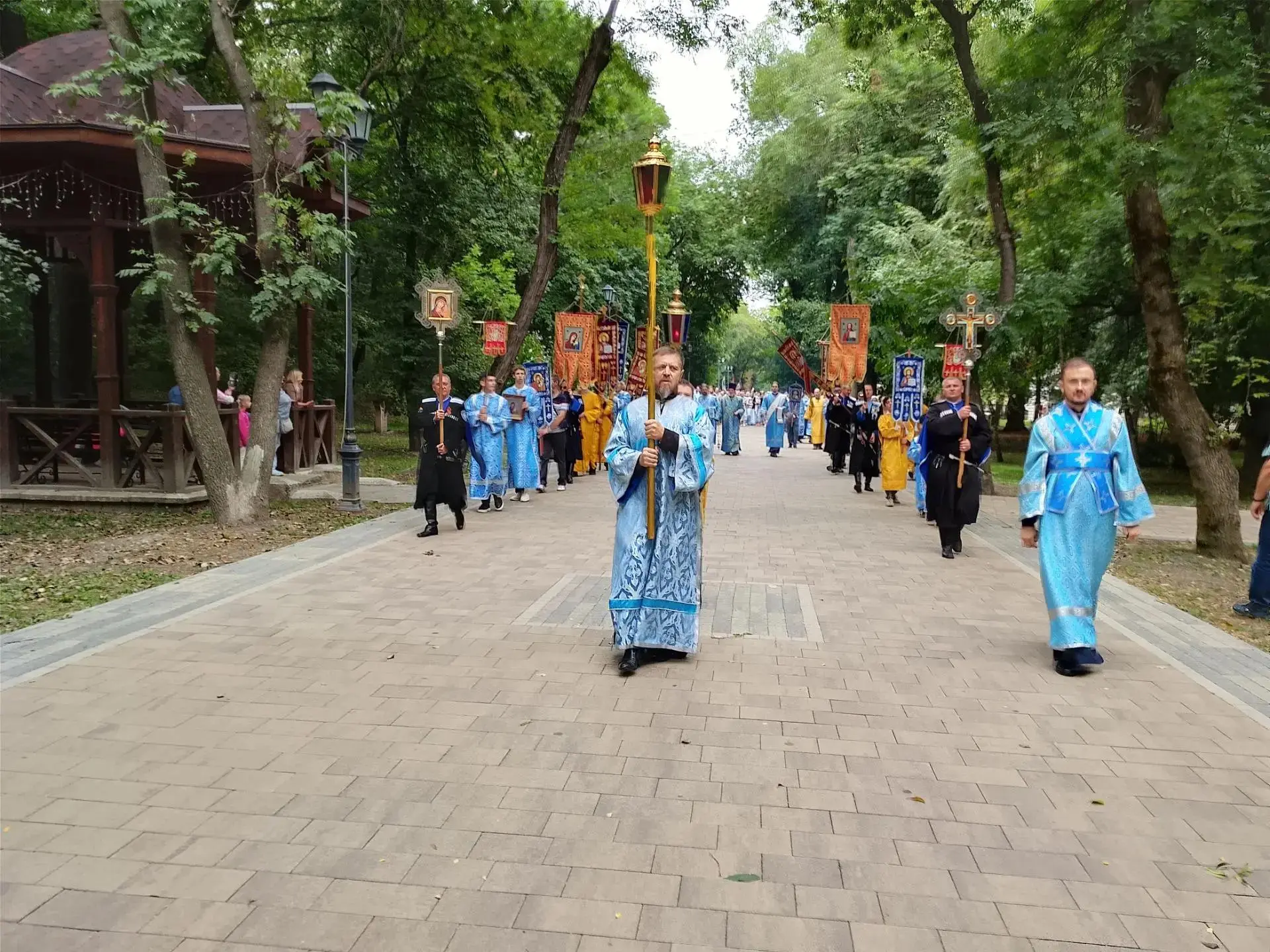 В светлый День города Ессентуки объединяются в торжественном крестном ходе - так бережн...