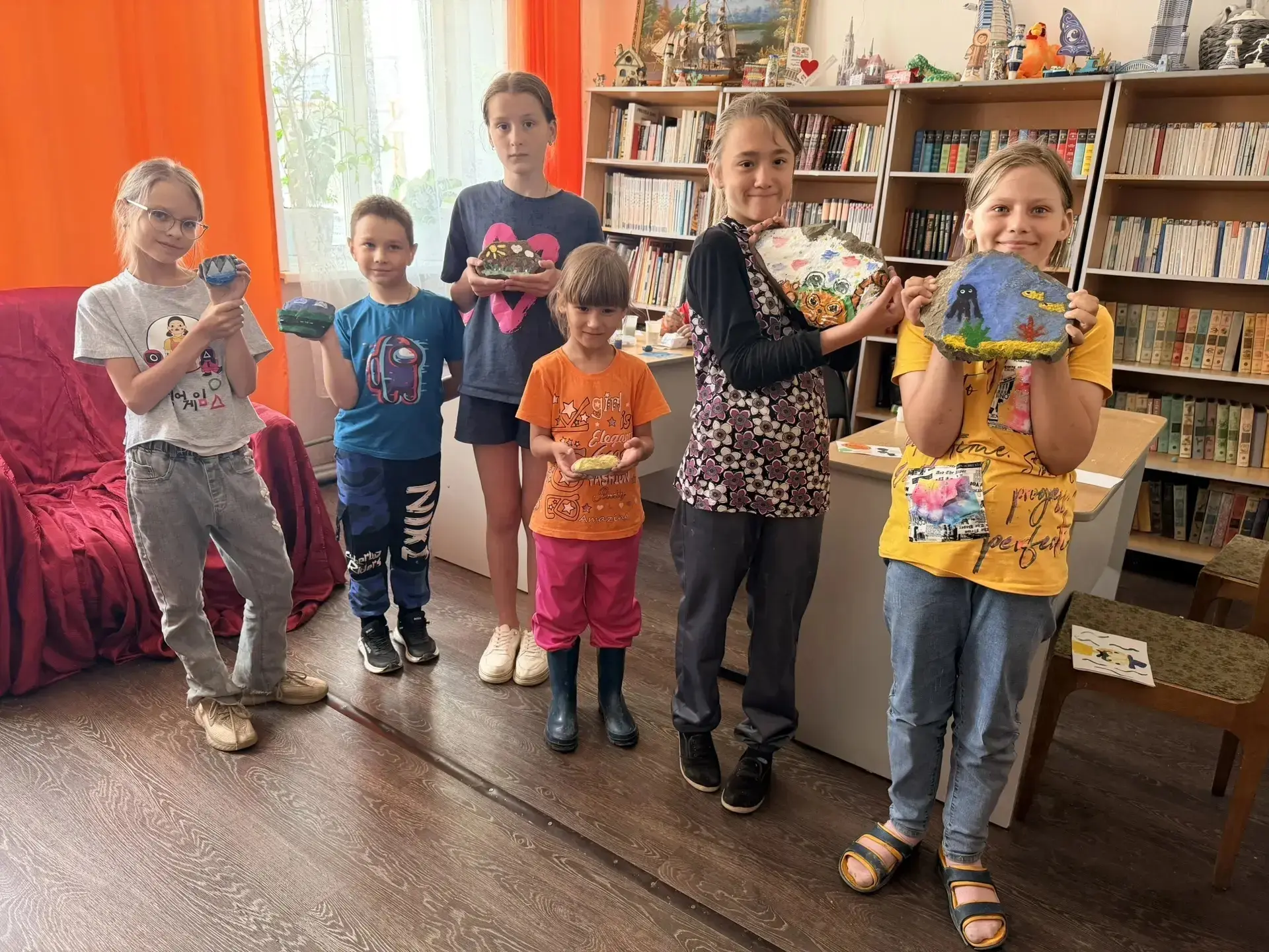 Жизнь в пришкольном лагере "Страна Каникуляндия"

Ребята начали свой день с посещения библиотеки им.
