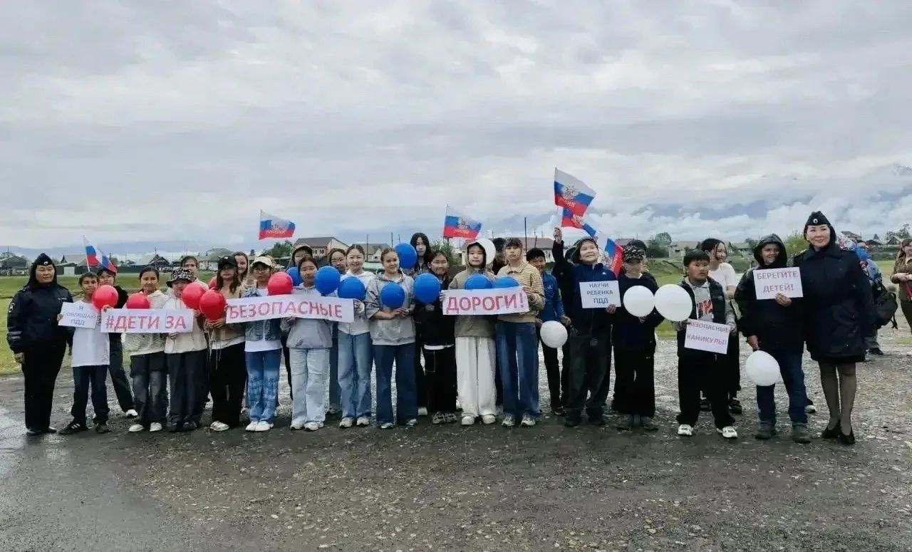 В Тункинском районе в честь Дня России прошел флешмоб «Дети за безопасные дороги».

Юные помощники Г