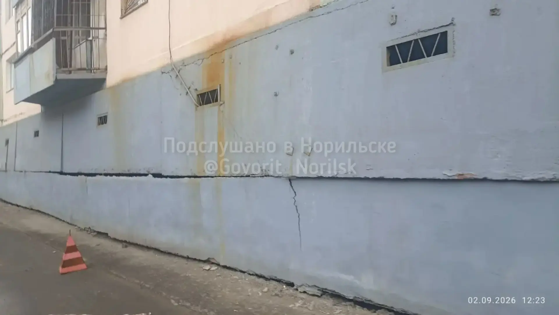 Здравствуйте. Дом на Талнахской 48,фасады покрашены, а снизу этого дома ,со стороны 28й...