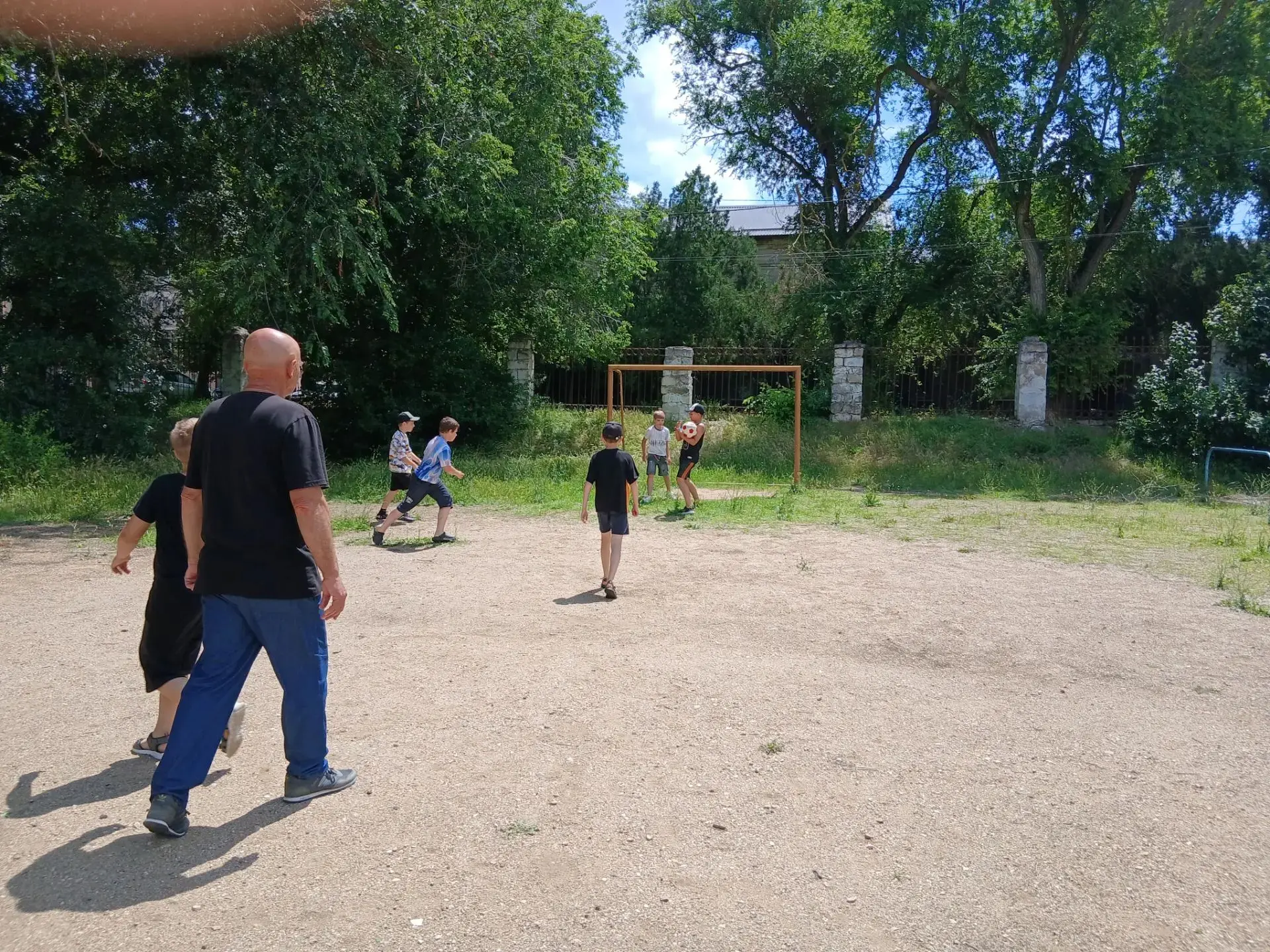 День футбола-насыщенный праздник в школьном лагере.
Программа мероприятий получилось яркой и весёлой