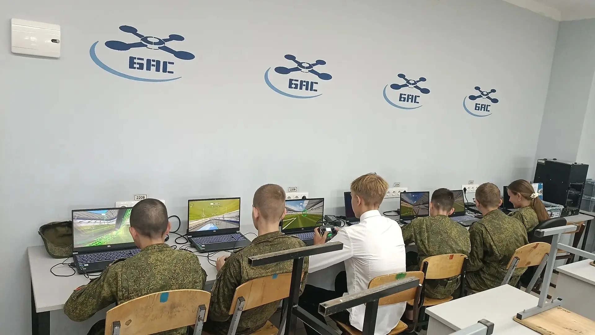 🚀 В нашей школе стартовали занятия по БАС!