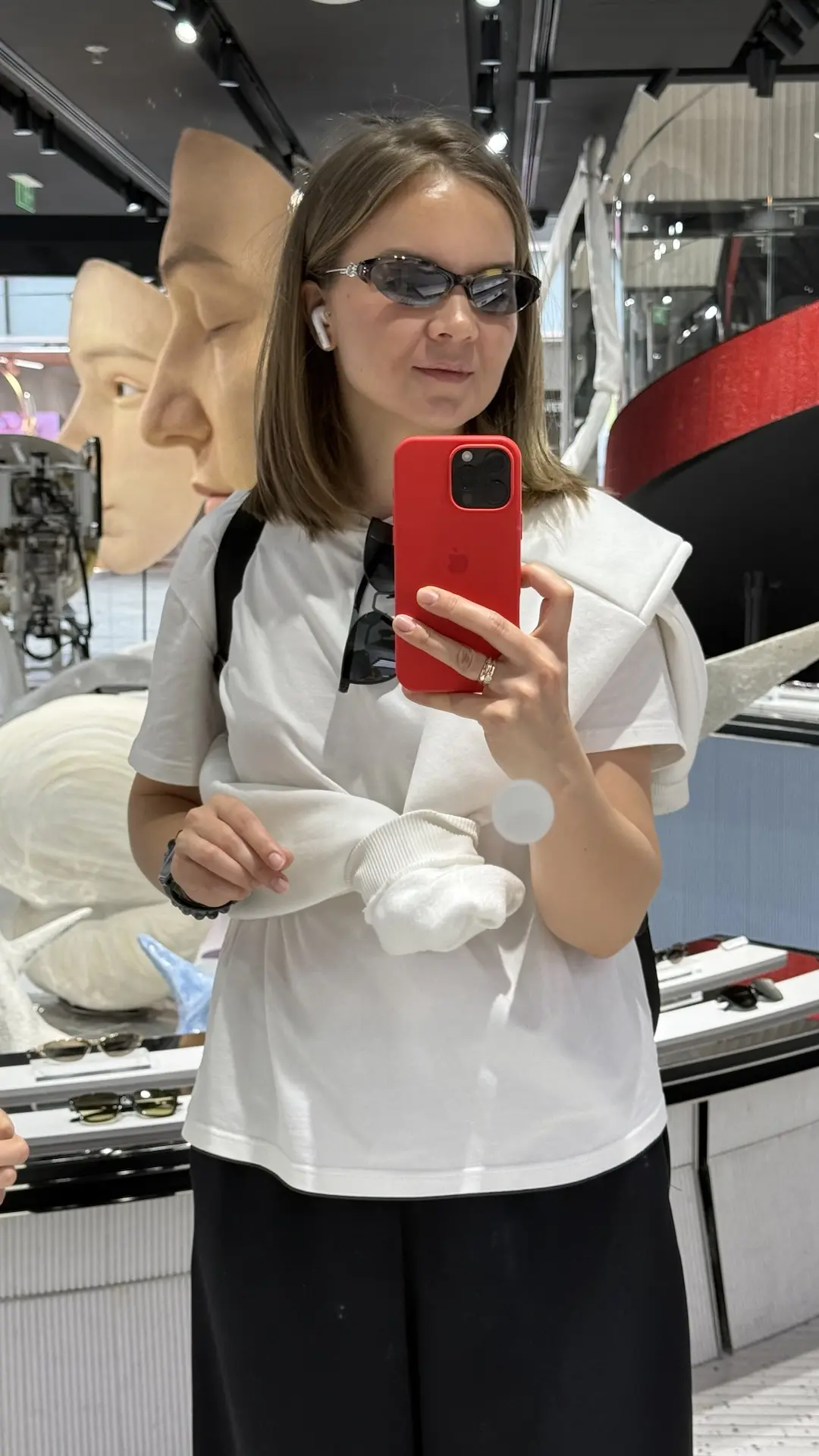 Второй магазин чуть меньше. Но лица мне понравились больше.