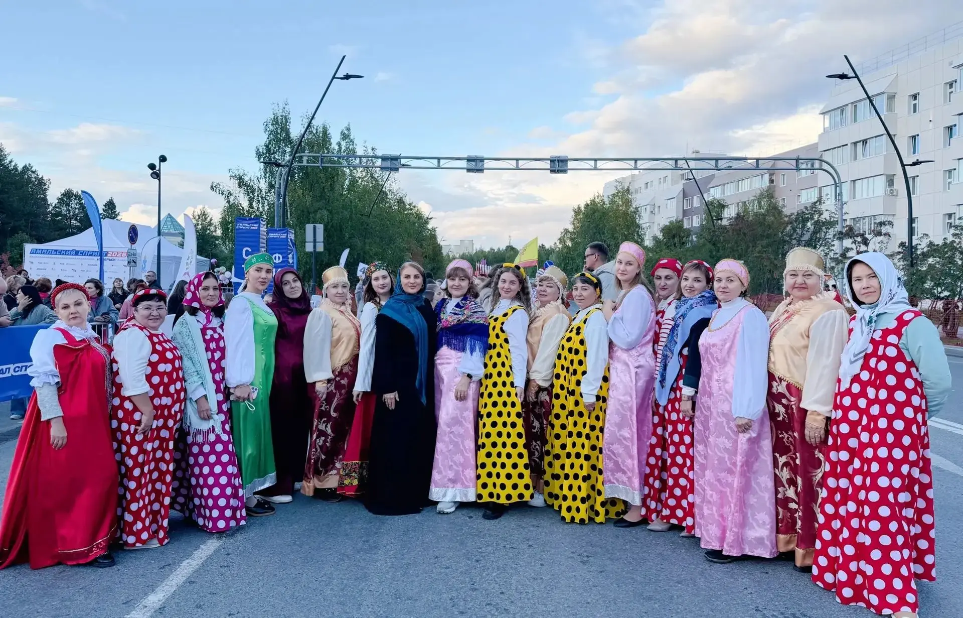 Сотрудники МБДОУ «Аленький цветочек» приняли участие в праздничном шествии «Шагает друж...