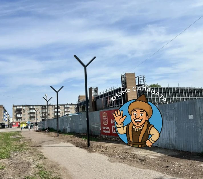 😁 А КОГО ВЕШАТЬ БУДУТ? Проходил мимо строящегося Бургер Кинг в Салавате, и тут идущая рядом бабушка