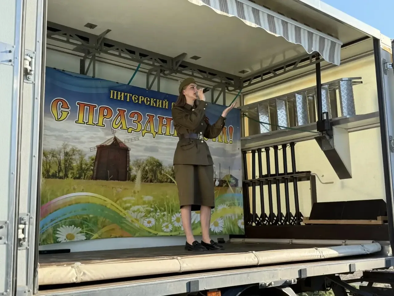 🎵Победа приходит в каждый дом. Сегодня – песней.  «Фронтовая бригада» выступила под окнами детей вой