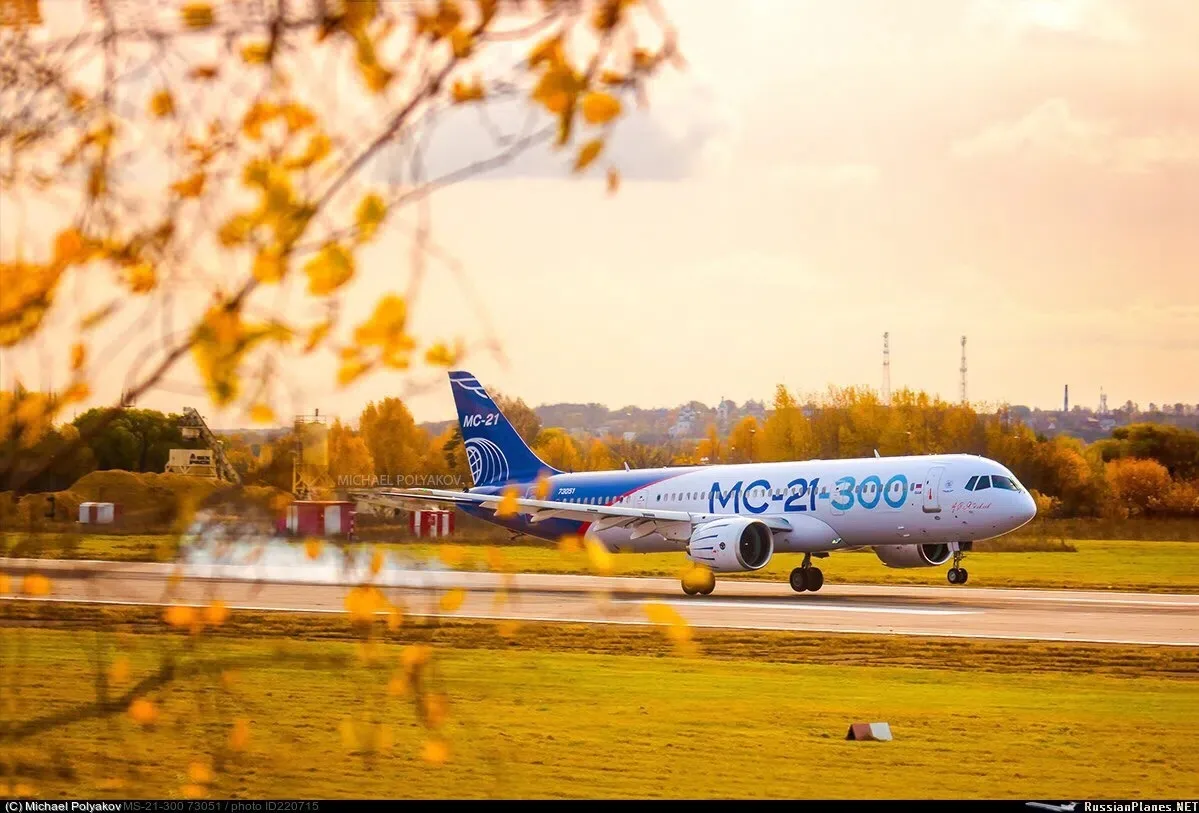 🛬 МС-21-300 идеально гармонирует с осенними красками 🍁