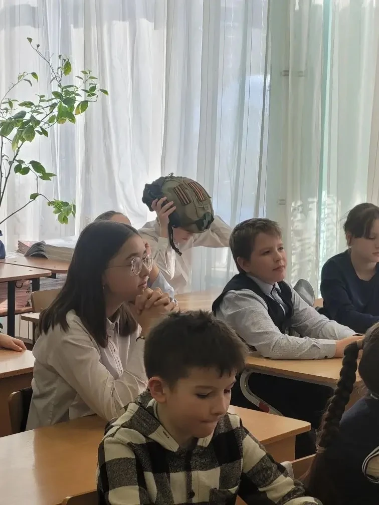 Урок мужества с почётным гостем  Недавно в 4 «Б» классе прошёл урок мужества с почётным гостем — пап