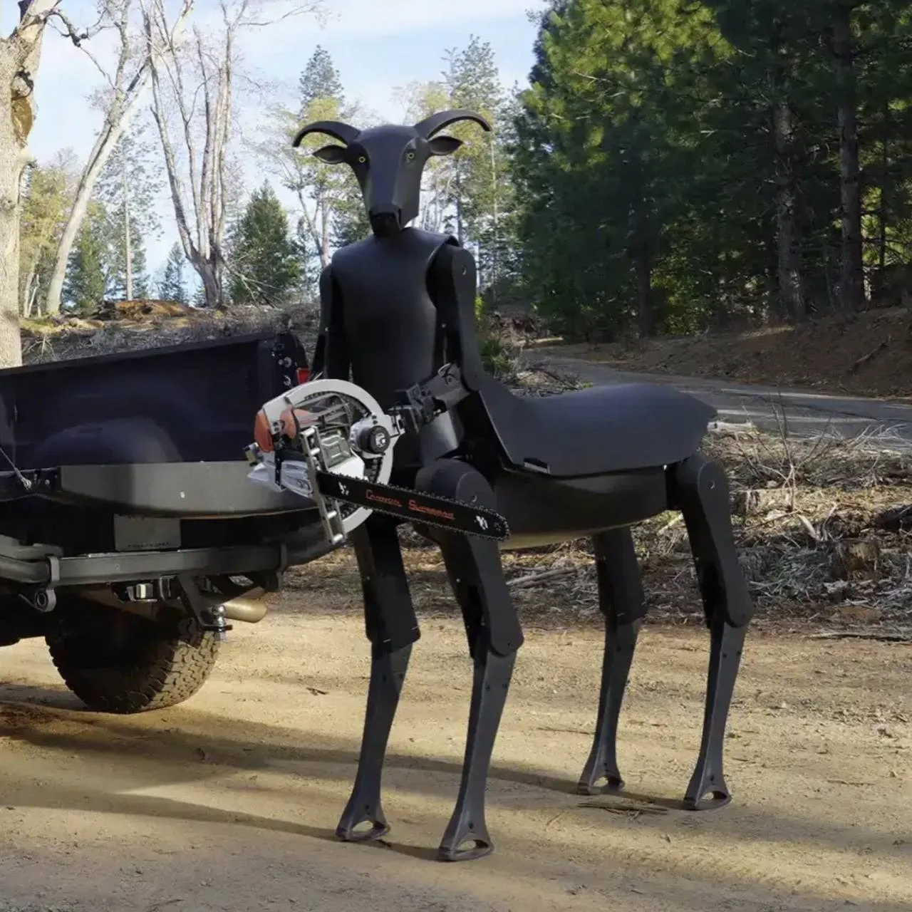 В США сделали робота-КЕНТАВРА, который может использовать БЕНЗОПИЛУ.

Американская компания Satyrres