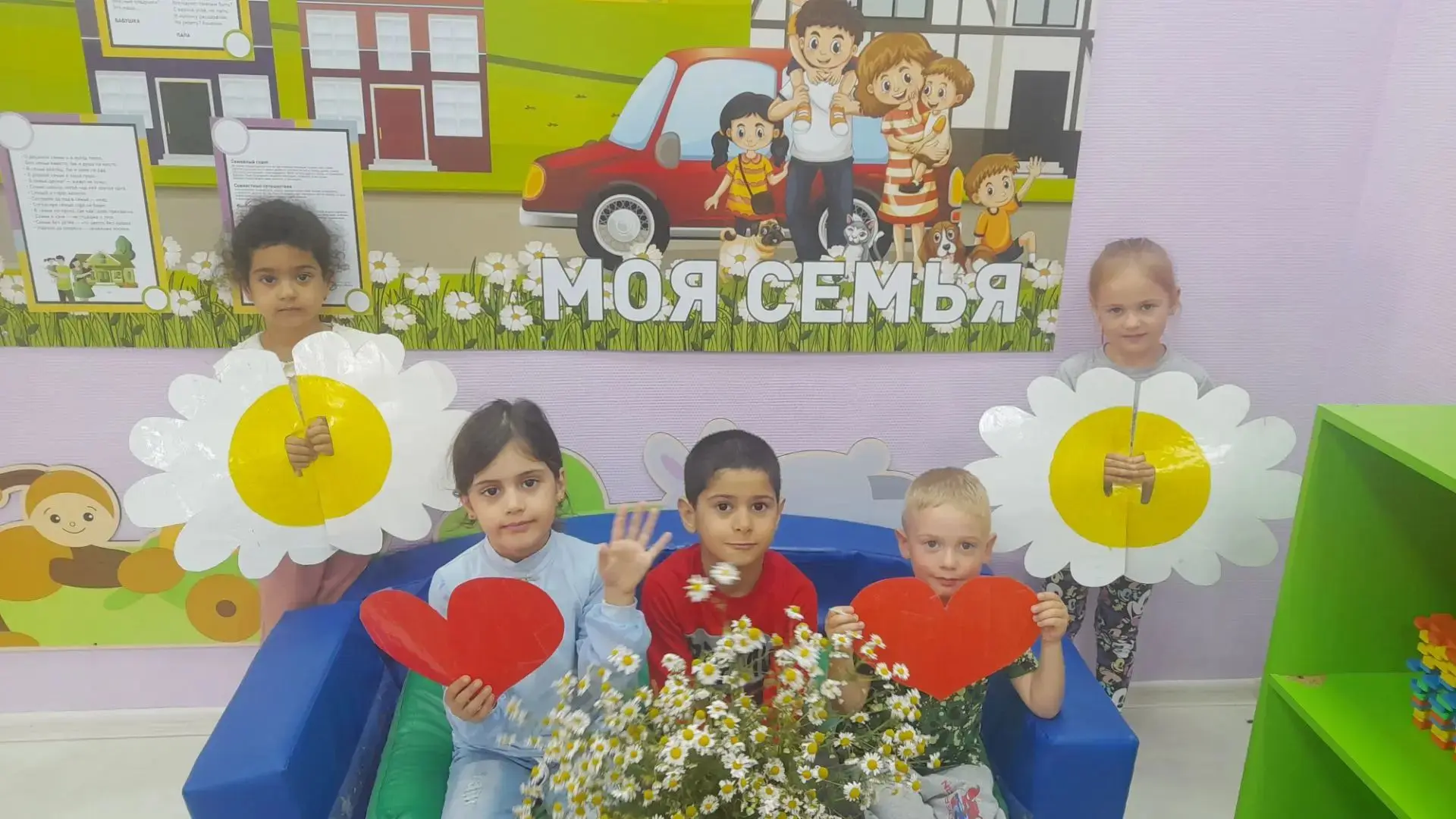 8 июля в детском саду прошло мероприятие, посвященное Дню семьи, любви и верности. Дети в теплой, иг