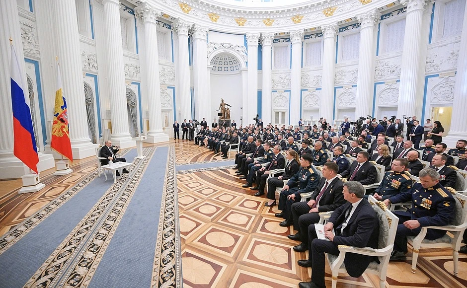 Владимир Путин встретился с выпускниками программы «Время героев», которая готовит упра...
