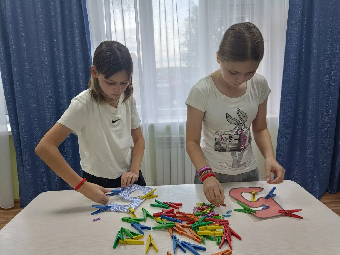 🎒✨С детьми провели игровую программу «Здравствуй, школа!», чтобы настроить их на учебн...