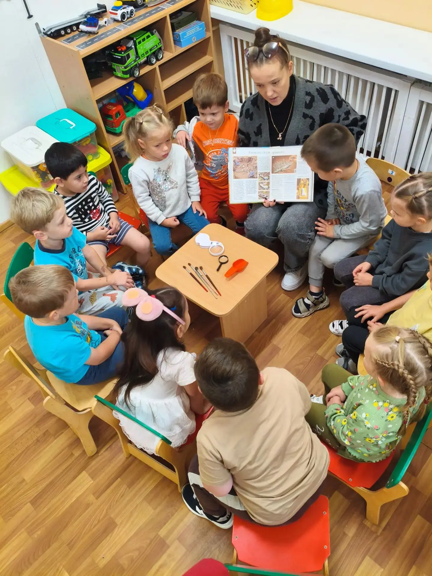 🦴🔍 Сегодня ребята младшей группы примерили на себя профессию археолога! 🧤🔨 Мы отпра...