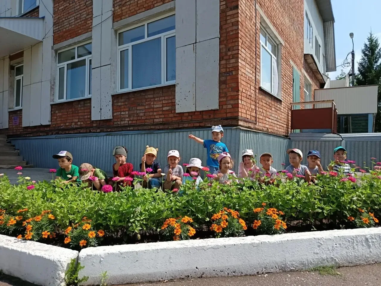 В каждом уголочке,
Красивые цветочки.
Бархатцы, цинии, лилии тут,
В садике нашем растут и цветут.
Мы