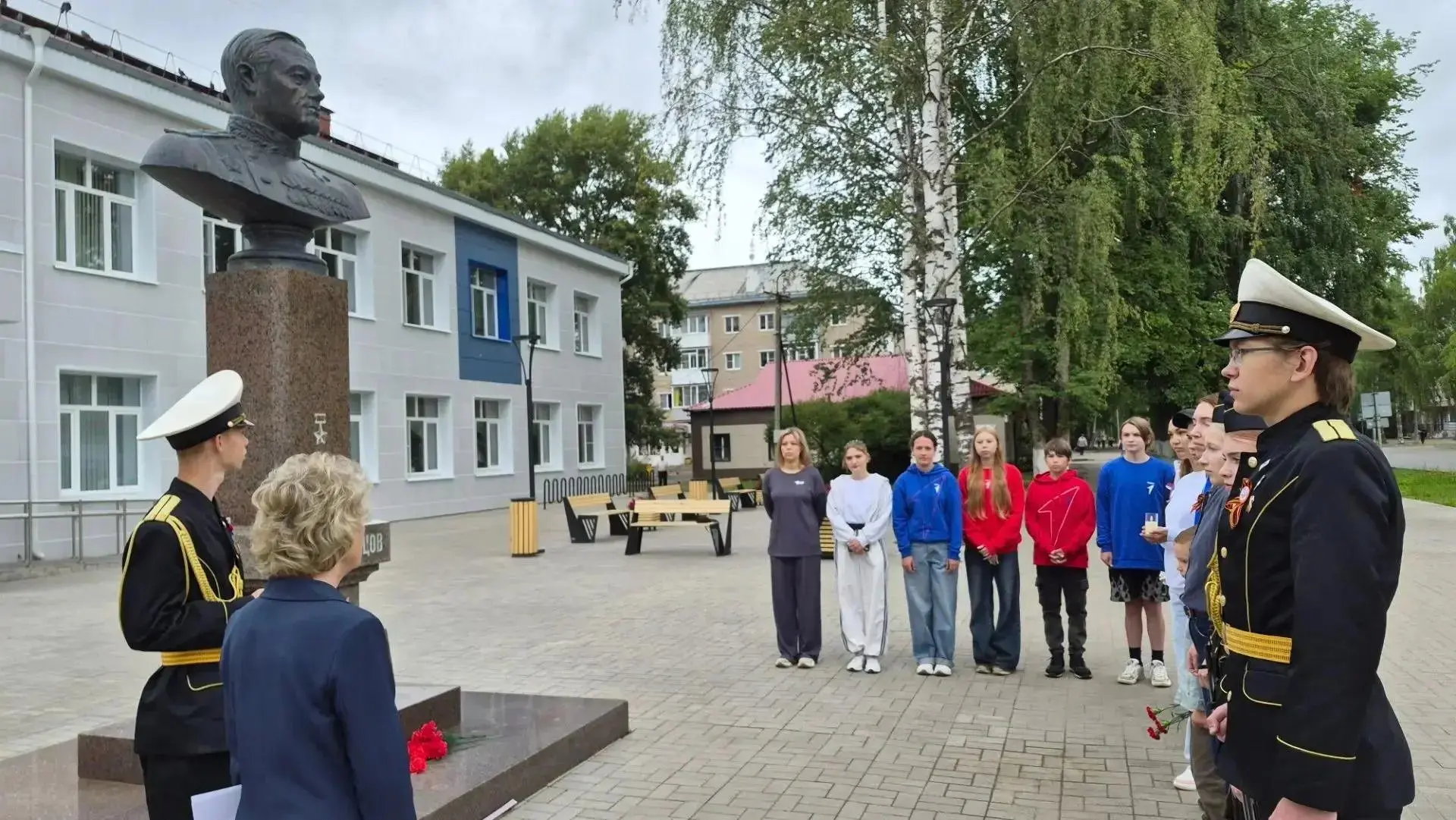 🚩 Память о герое связывает поколения
 
В Котласе Архангельской области у Центра дополнительного обр