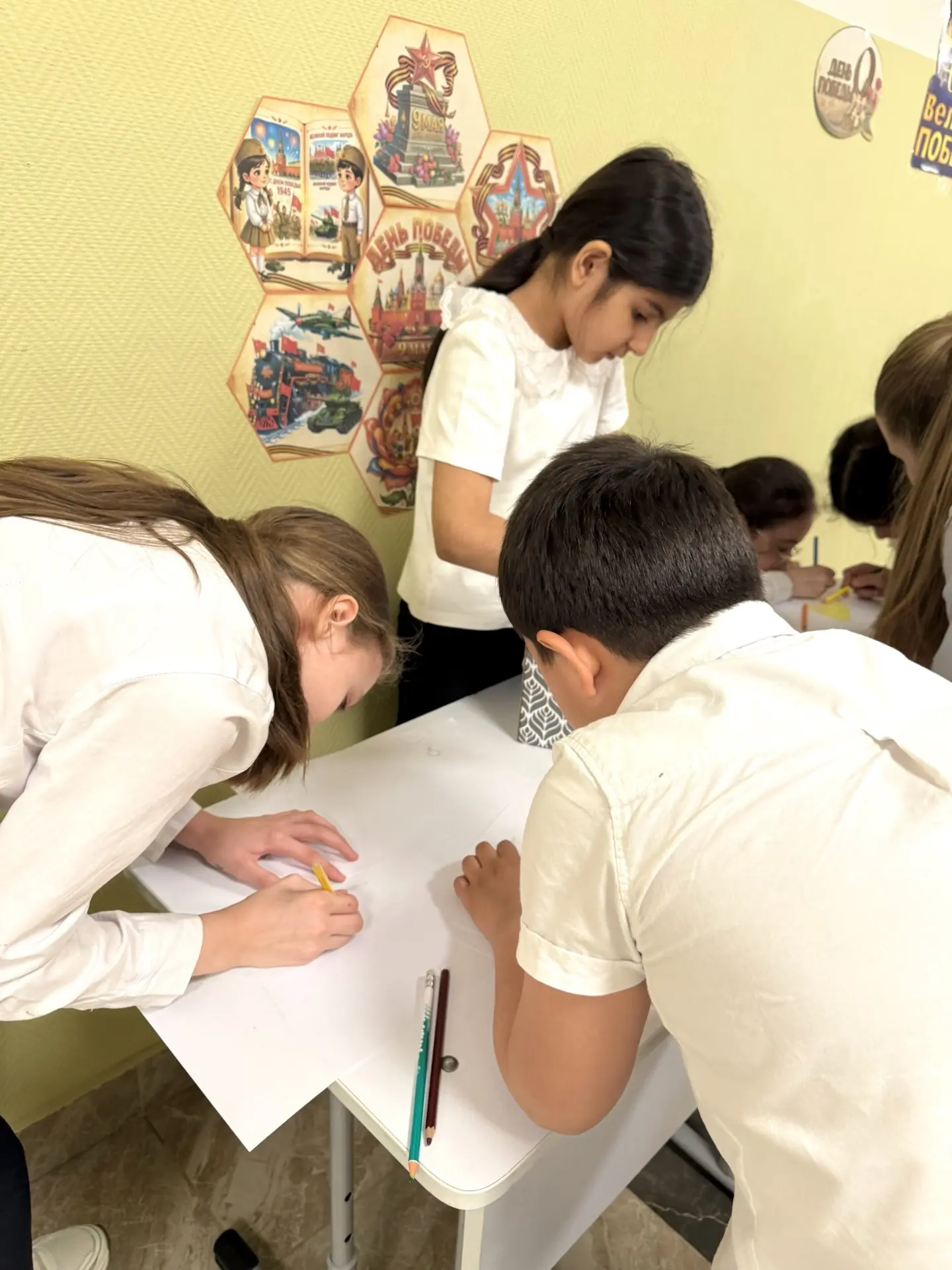 🎨 Волшебство на бумаге!  В 3 «А» классе прошел конкурс на лучшую иллюстрацию к любимому произведению