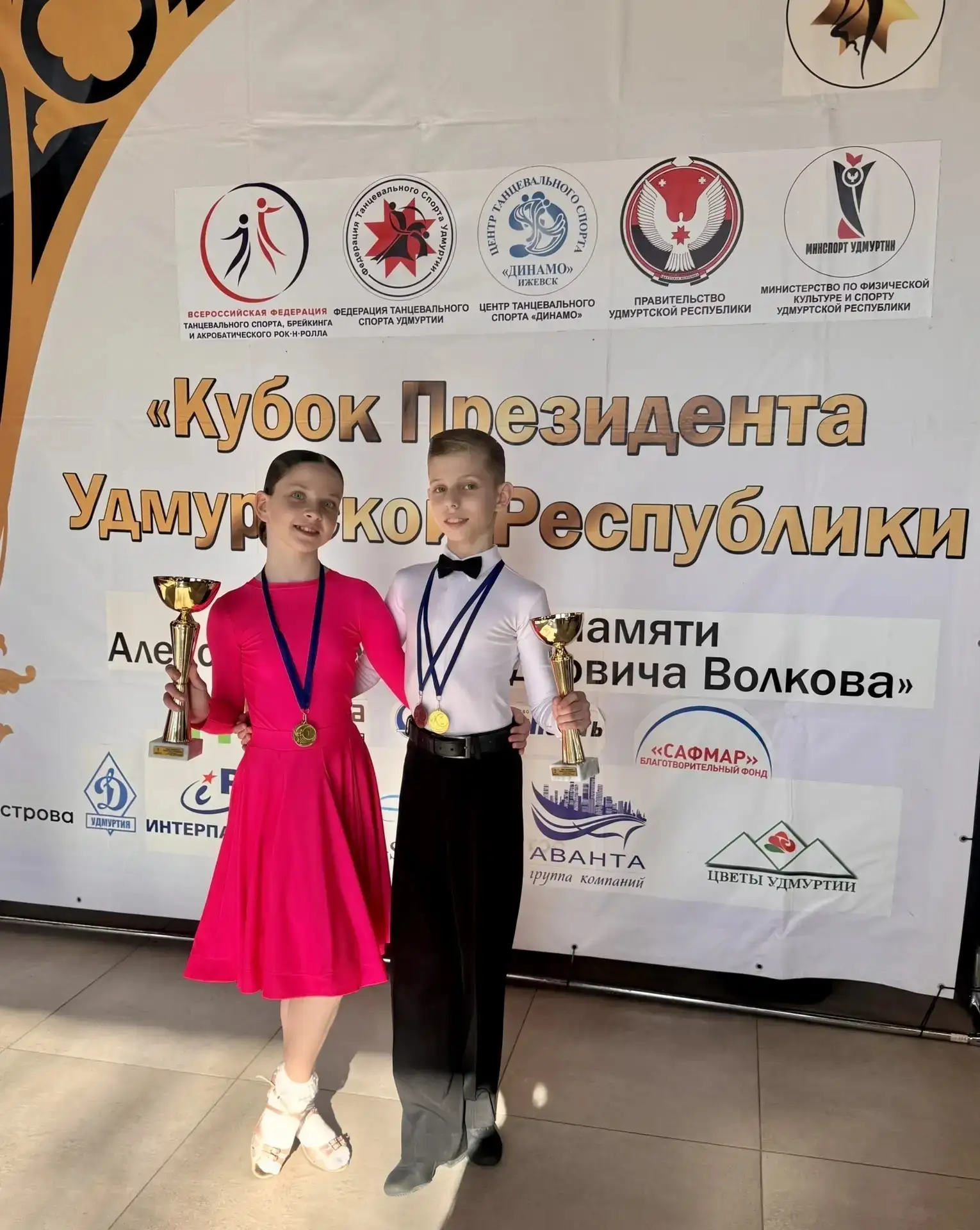 Поздравляем ученика 5Д класса Шутова Романа и ученицу 4Б класса Тарасенко Ксению с успешными результ
