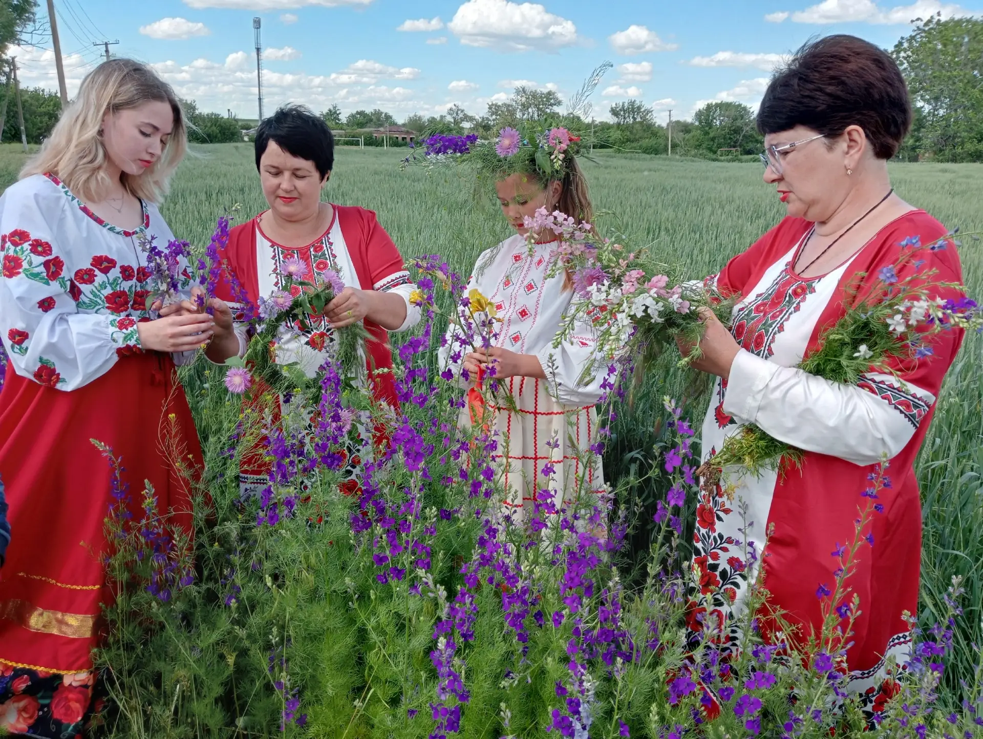 В Луковском СДК прошло мероприятие «Троица, Троица, земля травой покроется!». В этот де...