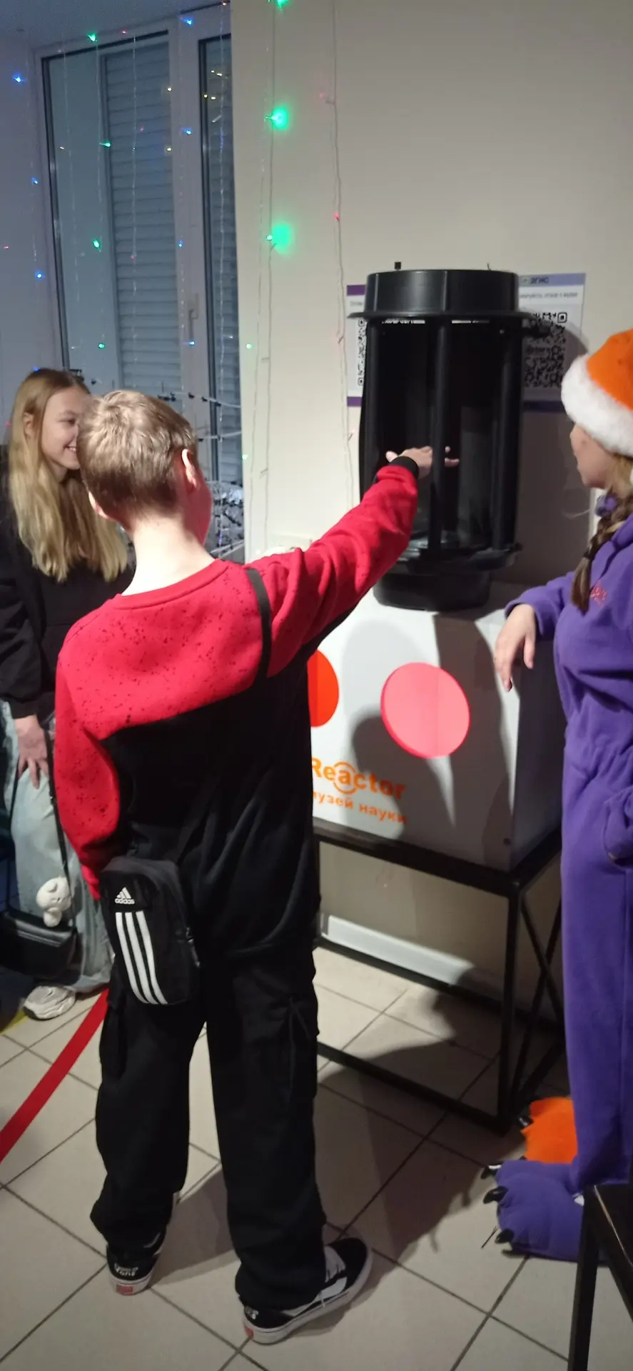 🌟 Ученики 7Б класса отправились в увлекательное путешествие в мир физики. Музей науки "Реактор" пора